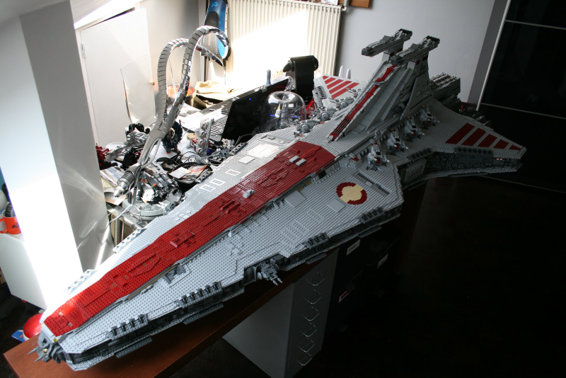 Illustration for article titled Lego Star Destroyer Is 8-Foot of Gorgeous Turgid Brickwork